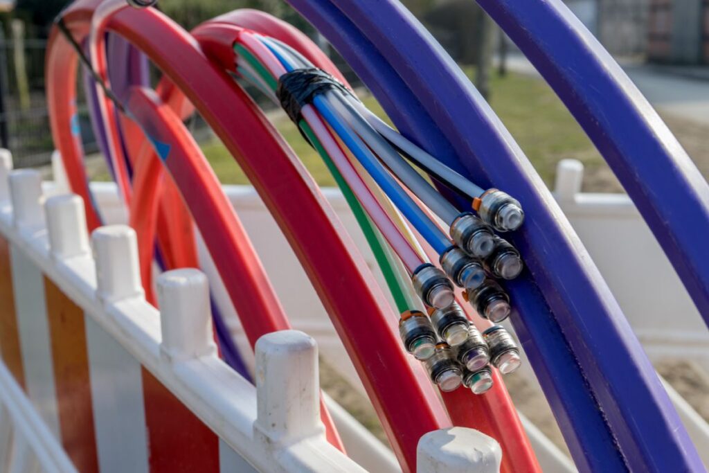 Verlegte Schutzrohre mit Glasfaserleitungen im Tiefbau